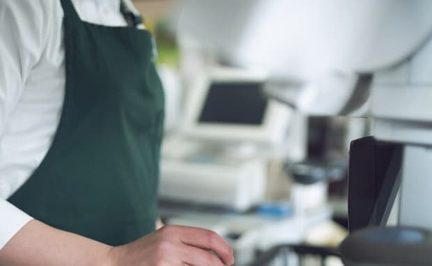 「顔の傷どうしたの？おばさんに言ってみなさい！」深刻な表情で娘に迫る店員→疑われてる？次の瞬間…