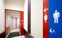 ヒェッ！生きた心地のしない数秒間…2歳娘とショッピングモールのトイレへ→座るとなぜか外が見えて？