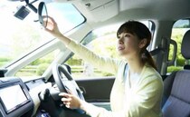「うわ！」義母と子どもとお出かけ中、後部座席から義母の悲鳴が！バックミラーに映った衝撃の事態とは