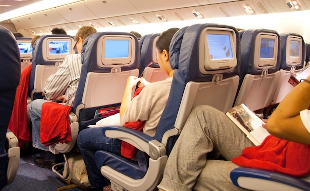 娘「くさい！」飛行機が離陸した直後に異臭が→え…CAさん？ニオイの原因に気づきギョッ！正体は