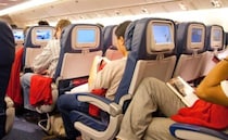 娘「くさい！」飛行機が離陸した直後に異臭が→え…CAさん？ニオイの原因に気づきギョッ！正体は