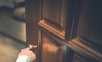 義祖父の家にお泊まりへ♪→「嘘でしょ…」ワクワクして家のドアを開けると目の前に想像を超える光景が