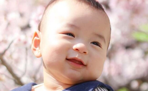 尊すぎる…!桜×笑顔にきゅん♡見ているだけでほっこり。春の赤ちゃん・子どもたちのかわいい瞬間6選