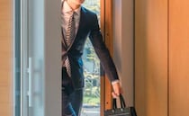 「やめて！」と言ったのに…仕事の合間に帰宅した夫が寝室でとった“信じられない振る舞い”に怒り心頭