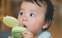 「赤ちゃんに水あげていい？」迷うママへ→意外と知らない落とし穴と月齢別ポイント【助産師が解説】