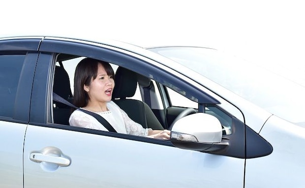 「ちょっ…なにごと！？」運転中、ガチャンと音がした瞬間、半ドアの警告音→娘は！？振り返った結果