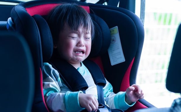 毎回格闘！チャイルドシート嫌いの1歳息子に悩む私→「やってみて」正論で向かってくる夫に任せた結果