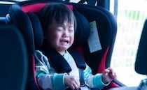 毎回格闘！チャイルドシート嫌いの1歳息子に悩む私→「やってみて」正論で向かってくる夫に任せた結果