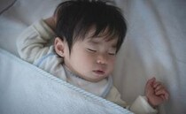 「実は逆効果です！」赤ちゃんが夜泣きしたとき、親がやりがちなNG行為とは…！？【小児科医が解説】