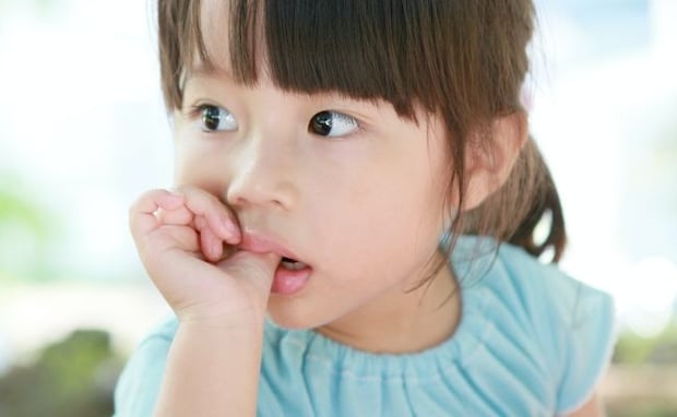 「指も口も激臭…」5歳目前、指吸いをやめられない娘→卒業のきっかけは意外なところに！
