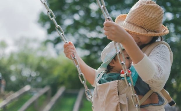 助産師「冷やしすぎはNGです!」夏のお散歩で見落としがちなNG→暑さから子どもを守るための注意点