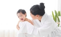 助産師「回数のこだわりは不要！ただし…」そうなの！？赤ちゃんのお風呂、汗をかいた日の正しい対応