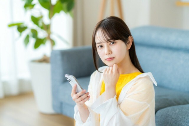 彼氏のSNSをチェックするのが習慣になる女性の特徴は?今後の対策について