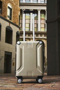 ヘルメット製造技術を活かした機内持ち込みサイズのキャリーケース「X-CORE」、数量限定で発売