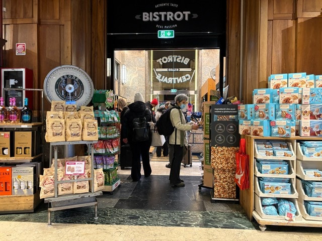 ミラノ中央駅のホーム階にあるビストロ【イタリア】