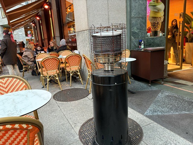 屋外席にこんなレトロヒーターありました【イタリア】