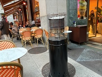 屋外席にこんなレトロヒーターありました【イタリア】