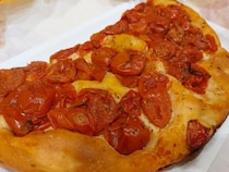 ミニトマトが豪快に乗ったフォッカッチャ・バレーゼ！大地の恵みを感じる滋味【イタリア】