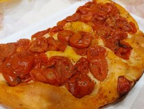 ミニトマトが豪快に乗ったフォッカッチャ・バレーゼ！大地の恵みを感じる滋味【イタリア】