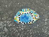 ほっこり「すき間」アート【フランス】