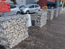 公園やスーパーでもナチュラルな石垣【フランス】