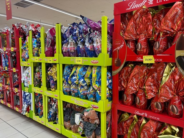 イースター前のスーパーに並ぶ卵型の巨大チョコ【イタリア】