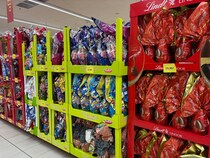 イースター前のスーパーに並ぶ卵型の巨大チョコ【イタリア】