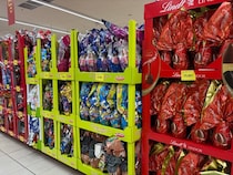 イースター前のスーパーに並ぶ卵型の巨大チョコ【イタリア】