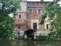 美しい水城が佇む人口70人の村【イタリア】