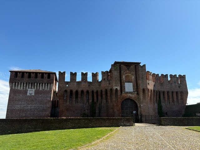 中世の城壁都市がそのまま残っている人口7000人の町【イタリア】