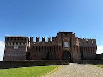 中世の城壁都市がそのまま残っている人口7000人の町【イタリア】