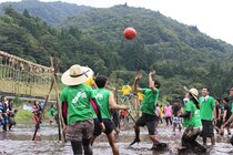 自然と一体に！「HOLY FUNGUS」で泥んこバレーボール大会開催