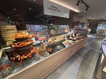 ススキノデパート、紅ズワイガニ食べ放題のショートタイムプラン導入と本マグロ解体ショー開催