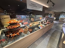 ススキノデパート、紅ズワイガニ食べ放題のショートタイムプラン導入と本マグロ解体ショー開催