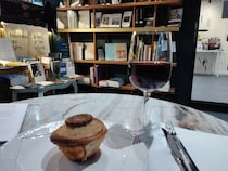 ルソーの生家の1階にあるツーリスティックで心地よいカフェ【スイス】