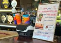 ビールサーバー付近の色鮮やかなグラスホルダー【オーストラリア】