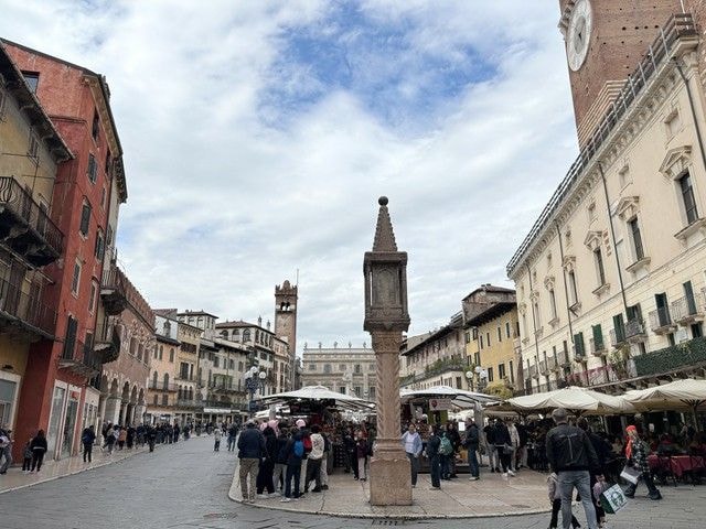 Veronaの美しい広場Piazza delle Erbe【イタリア】
