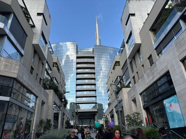 イタリアっぽくない近未来的高層ビルエリア【イタリア】
