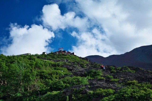 富士山初心者の登山のコツと準備(トイレに困らないルート・服装・持ち物)