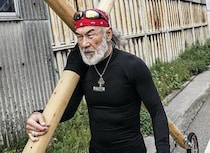 「DIVINER」と不良牧師アーサー・ホーランド氏の特別対談記事公開、コラボTシャツも発売