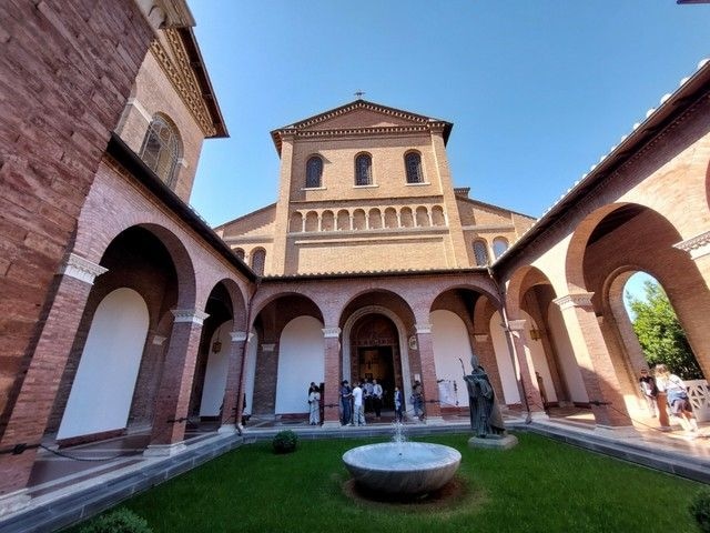 ローマの七つの丘のひとつ、アヴェンティーノにある教会の結婚式【イタリア】