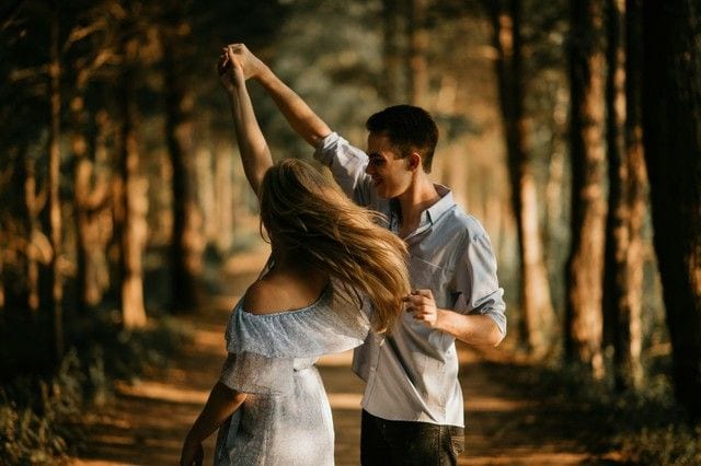他人の恋が羨ましいと感じるのはなぜ?比較してしまう心理と対処法