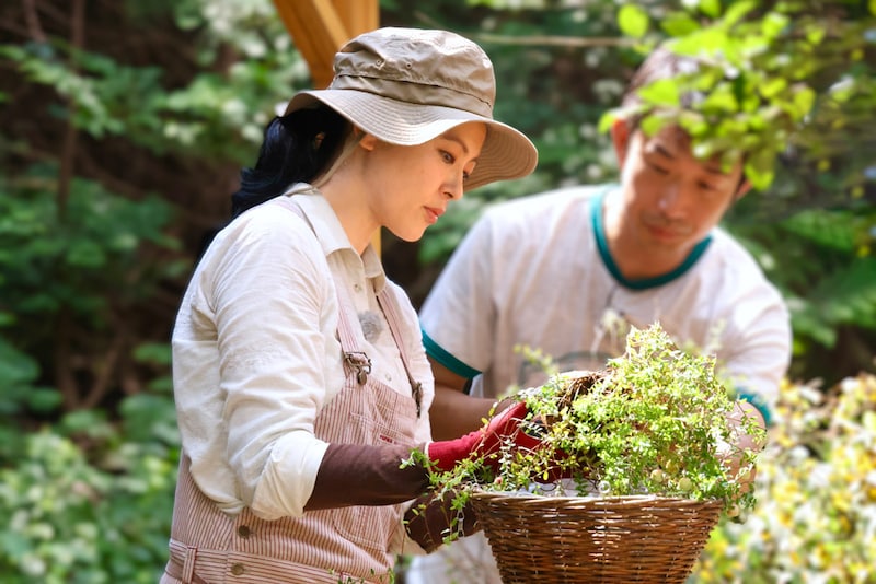 手前の2本の柱に飾るハンギングバスケットづくりに黒谷さんが挑戦することに。