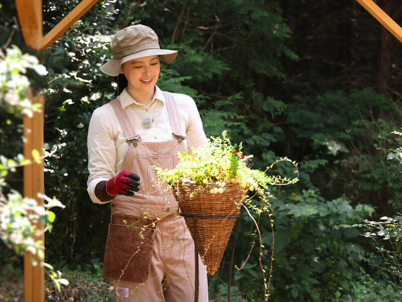 横や下からなど、さまざまな角度からの見え方を意識しながら、植物の配置を決める黒谷さん。
