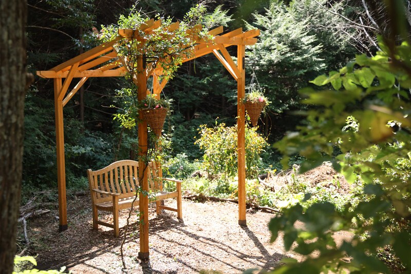 パーゴラの柱2カ所に吊り下げて、パーゴラ全体に彩りが加わりました。