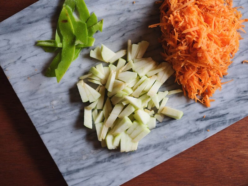 リンゴを角切りに