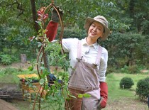 バラのオベリスク 誘引のポイントは“向きとバランス”―女優・黒谷友香の庭づくり時間番外編#1