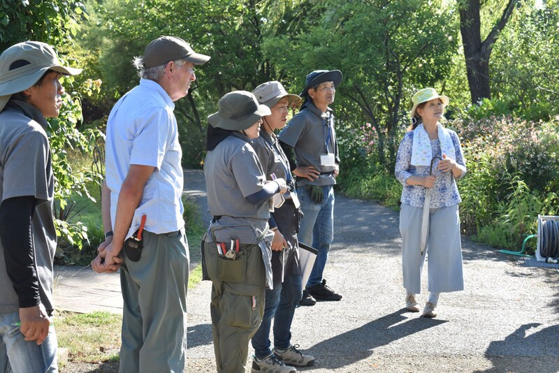 みつけイングリッシュガーデンを市職員と回ったケイ山田さん。ガーデンを眺め、「皆さんの努力でガーデンが維持されていることを、誇りに思います」と話した。