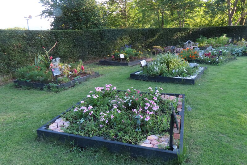 町民花壇（EAST）。それぞれ趣向の異なる町民の植栽が見られる。