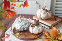 ハロウィン支度は100均で完結！ 愛着が湧く布製ナチュラルカボチャ　プチプラ花コーデVol.166